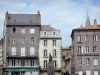 Saint-Flour - Gevels van huizen in de oude stad en het oorlogsmonument, Place d'Armes