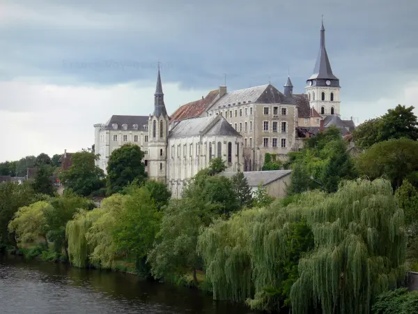 Saint-Gaultier - Bâtiments (collège), chapelle et clocher de l'église de l'ancien prieuré dominant la rivière Creuse, arbres au bord de l'eau ; dans la vallée de la Creuse