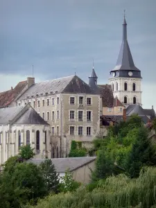 Saint-Gaultier - Bâtiments (collège), chapelle et clocher de l'église de l'ancien prieuré ; dans la vallée de la Creuse