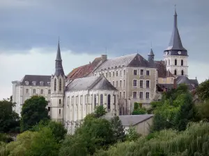 Saint-Gaultier - Bâtiments (collège), chapelle et clocher de l'église de l'ancien prieuré ; dans la vallée de la Creuse