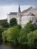 Saint-Gaultier - Kapel en gebouwen van de voormalige priorij (college) met uitzicht op de rivier de Creuse, de bomen aan de rand van het water in de vallei van de Creuse