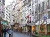 Saint-Germain-en-Laye - Rue commerçante de la ville avec ses boutiques et ses maisons