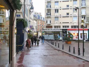 Saint-Germain-en-Laye - Calle comercial de la ciudad con sus tiendas y casas