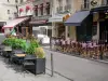 Saint-Germain-des-Prés - Terrasses de cafés de la rue de Buci