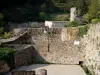 Saint-Guilhem-le-Désert - Ruelle, lantaarnpaal en stenen muren