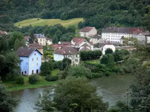 Saint-Hippolyte - Rivière, arbres et maisons de la ville