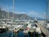 Saint-Jean-Cap-Ferrat - Haven en de boten met bergen op de achtergrond