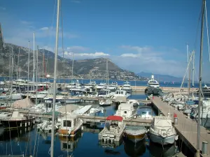 Saint-Jean-Cap-Ferrat - Puerto y sus barcos con montañas en el fondo