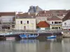 Saint-Jean-de-Losne - Façades de maisons au bord de la rivière Saône et bateaux amarrés au quai