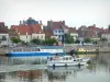 Saint-Jean-de-Losne - Maisons au bord de la Saône et bateau naviguant sur la rivière
