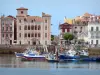 Saint-Jean-de-Luz - Façades de la vieille ville dont celle de la maison de l'Infante et bateaux du port de pêche