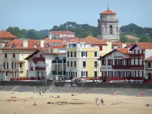 Saint-Jean-de-Luz - Campanario de la iglesia de Saint-Jean-Baptiste, la playa y frente al mar fachadas de arena de la localidad