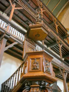 Saint-Jean-de-Luz - Dentro de la Iglesia de San Juan Bautista y el púlpito galerías de madera