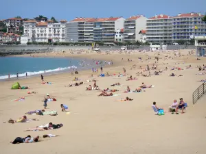 Saint-Jean-de-Luz - Playa de arena entre los turistas y fachadas frente a la playa de la localidad