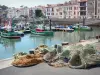Saint-Jean-de-Luz - Filets et bateaux du port de pêche, et façades de maisons du quai de l'Infante