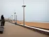 Saint-Jean-de-Monts - Station balnéaire : promenade, lampadaires, plage de sable et mer (océan Atlantique)