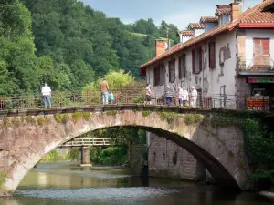 Saint-Jean-Pied-de-Port - Alte Brücke auf der Nive und Häuser am Wasserufer; im Baskenland