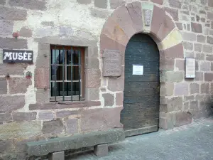 Saint-Jean-Pied-de-Port - Fassade des Museums des Gefängnisses der Bischöfe