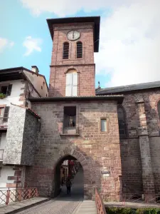 Saint-Jean-Pied-de-Port - Tor Notre-Dame und Glockenturm der Kirche Notre-Dame-du-Bout-du-Pont