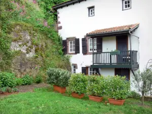 Saint-Jean-Pied-de-Port - Facade of a house and garden