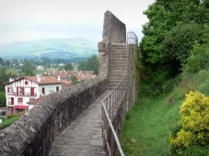 Saint-Jean-Pied-de-Port - Wall-walk of the historic town