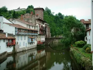 Saint-Jean-Pied-de-Port - Alte Brücke auf der Nive und Häuser am Wasserrand