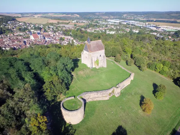 Saint-Julien-du-Sault - View of the Vauguillain chapel and the remains of the old castle perched on a hill, the forest and the village of Saint-Julien-du-Sault