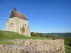 Saint-Julien-du-Sault - Vauguillain-kapel met uitzicht op het omliggende groene landschap