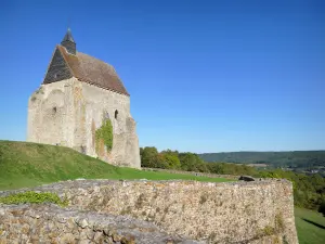 Saint-Julien-du-Sault - Vauguillain chapel overlooking the surrounding green landscape