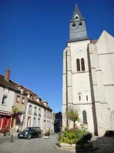 Saint-Julien-du-Sault - Bell tower of the Saint-Pierre church and facades of houses in the village