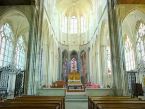 Saint-Julien-du-Sault - Inside the Saint-Pierre church: choir