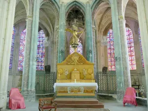 Saint-Julien-du-Sault - Inside the Saint-Pierre church: high altar and stained glass windows in the choir