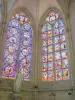 Saint-Julien-du-Sault - Binnen in de kerk Saint-Pierre: glas-in-loodramen