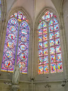 Saint-Julien-du-Sault - Inside the Saint-Pierre church: stained glass windows