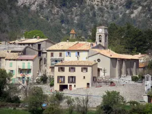 Saint-Julien-du-Verdon - Kirche Notre-Dame-de-l'Assomption mit ihrem Glockenturm und Dorfhäuser; im Regionalen Naturpark des Verdon