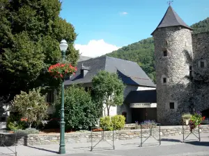 Saint-Lary-Soulan - Spa en ski: Hachan toren huisvesting van het museum van de Pyreneeën National Park, in de vallei van Aure