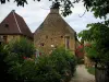 Saint-Léon-sur-Vézère - Jardín de flores y casas de piedra de la aldea, en el Périgord