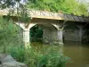 Saint-Léonard-des-Bois - Brücke überspannend den Fluss Sarthe; im Regionalen Naturpark Normandie-Maineim Herzen der Mancelles Alpen