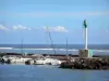 Saint Leu - Barcos e farol do porto, com vista para o Oceano Índico