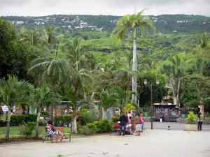 Saint-Leu - Town Hall square with benches, in a green setting