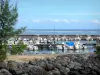Saint-Leu - Port de Saint-Leu et ses bateaux amarrés, avec vue sur l'océan Indien