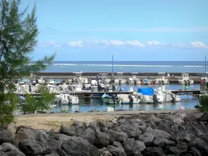 Saint-Leu - Port of Saint-Leu and its moored boats, overlooking the Indian Ocean