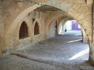 Saint-Macaire - Sous les arcades de la place du Mercadiou