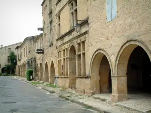 Saint-Macaire - Ancien relais de poste Henri IV et arcades de la place du Mercadiou