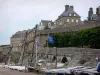 Saint-Malo - Catamarans au pied des remparts et bâtiments de la cité corsaire  malouine