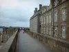 Saint-Malo - Gesloten stad: lopen de wallen en de gebouwen van de oude ommuurde stad Saint-Malo