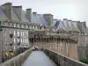 Saint-Malo - Gesloten stad: lopen de wallen en de gebouwen van de oude ommuurde stad Saint-Malo