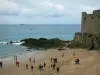 Saint-Malo - Sandy strand en versterking van de oude ommuurde stad van Saint-Malo, rotsen, zee en bewolkte hemel