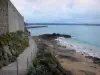 Saint-Malo - Versterking van de oude ommuurde stad van Saint-Malo, doorgang naar de zee, rotsen, kust op de achtergrond