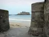 Saint-Malo - Versterkingen van de oude ommuurde stad Saint-Malo met uitzicht op het zandstrand, de zee en het Fort National (bastion)